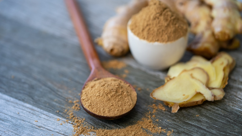 Fresh ginger and ginger powder