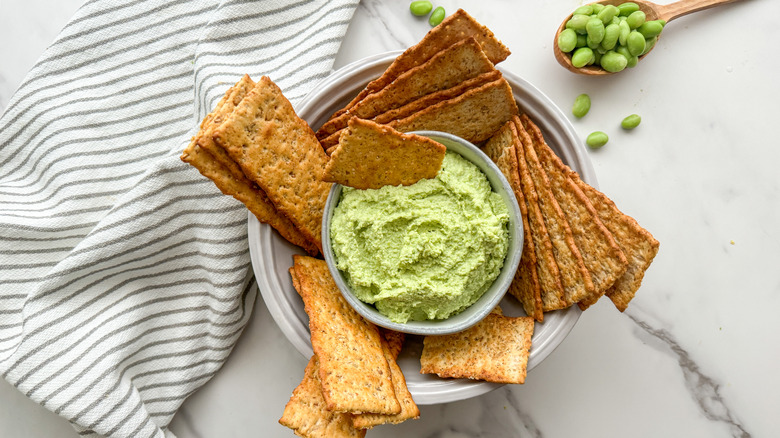 hummus with crackers