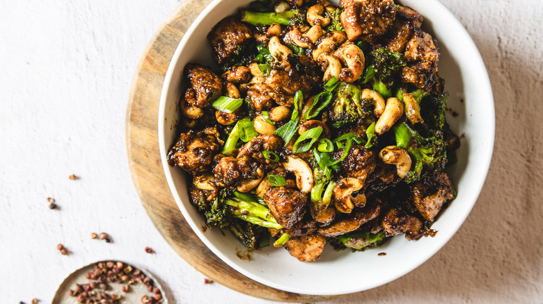 Bowl with rooster and broccoli