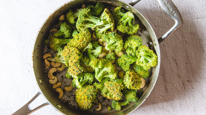 Pan with cashews and broccoli