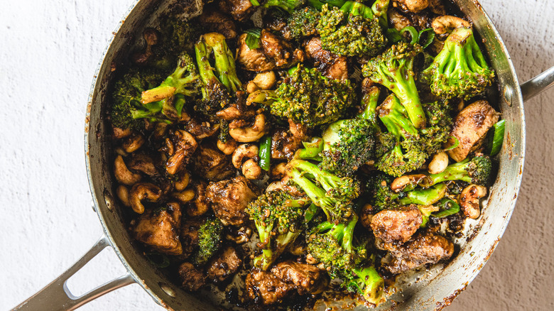 Pan with chicken and broccoli