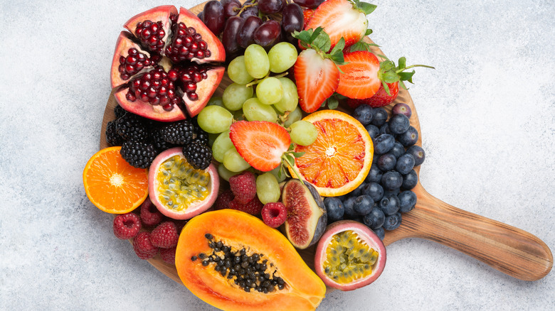 Overview of various fruits on a wooden board