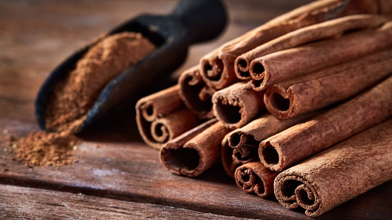 Cinnamon sticks and ground cinnamon