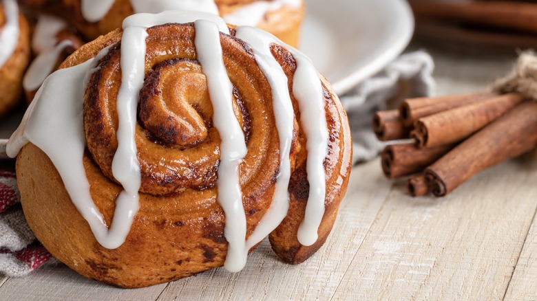 Iced cinnamon buns with cinnamon sticks