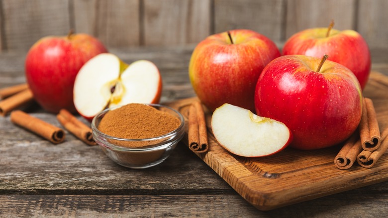 Cinnamon powder and sticks with apples