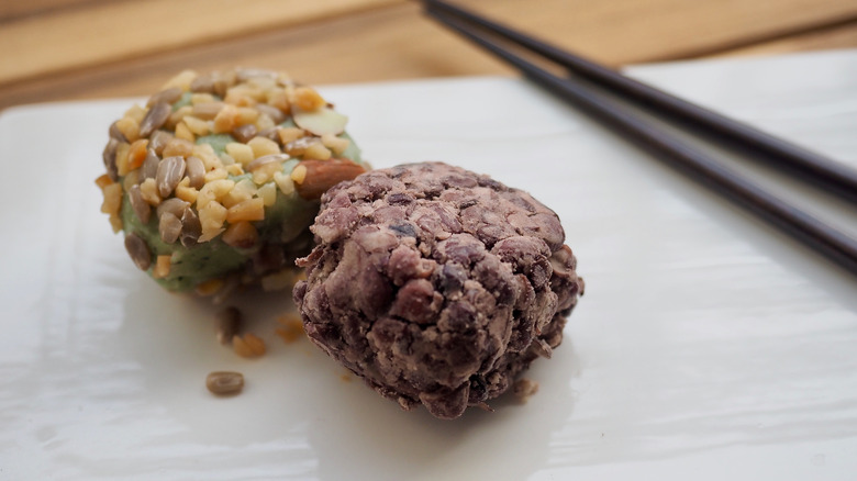 Two omegi-tteok on a board