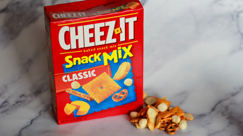 Cheez-It snack mix