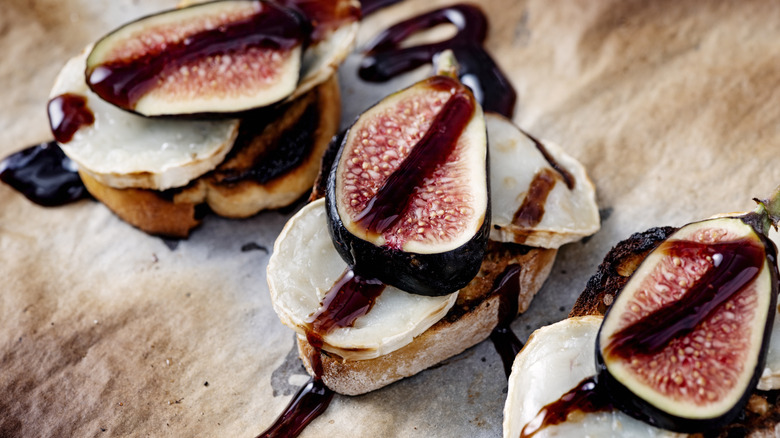 figs and cheese drizzled with balsamic vinegar