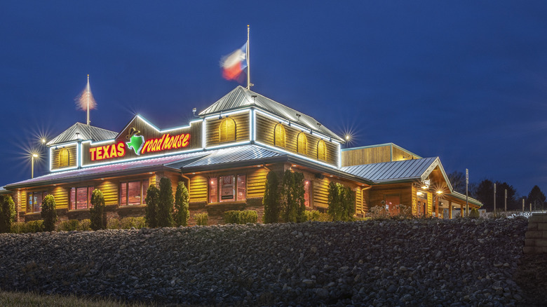 Texas Roadhouse restaurant at night 