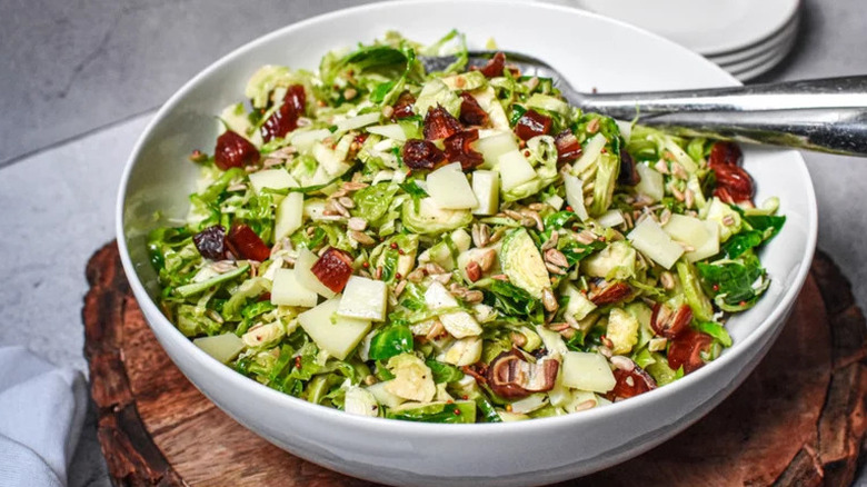 Brussels sprouts salad with dates