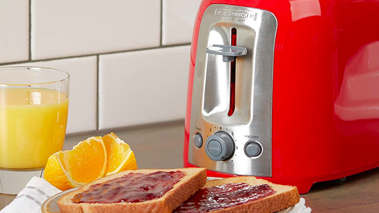 Black+Decker red toaster