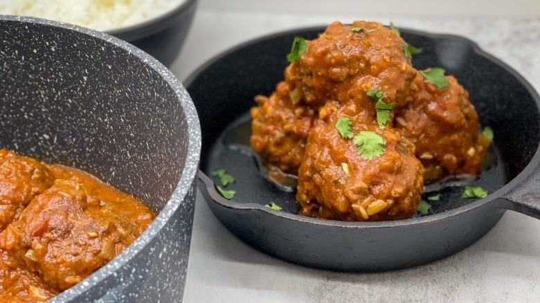 Pan of Cuban meatballs covered in sofrito