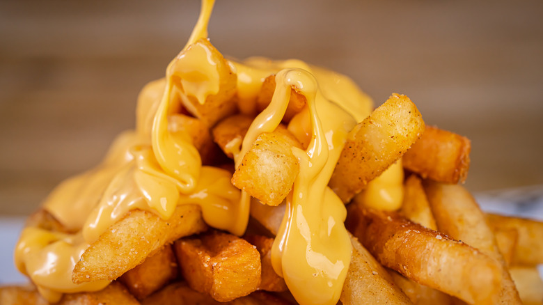 Cheeseburger nacho fries