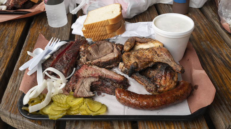 Barbecue platter with sliced white bread