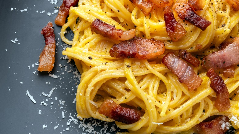 spaghetti carbonara dish