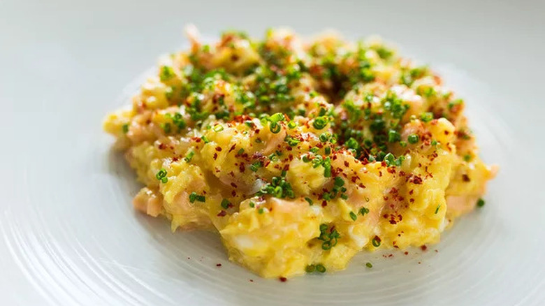 scrambled egg with lox