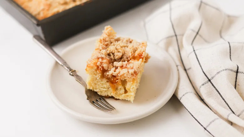 Coffe ecake with cinnamon peaches 