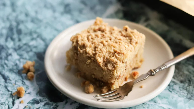 Hazelnut coffee cake with crumbles 