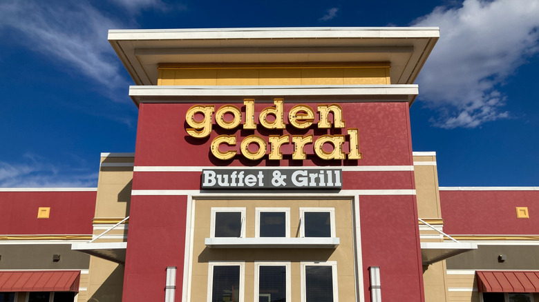 Front of a Golden Corral restaurant with sign