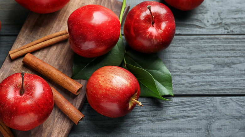 Apples with cinnamon sticks