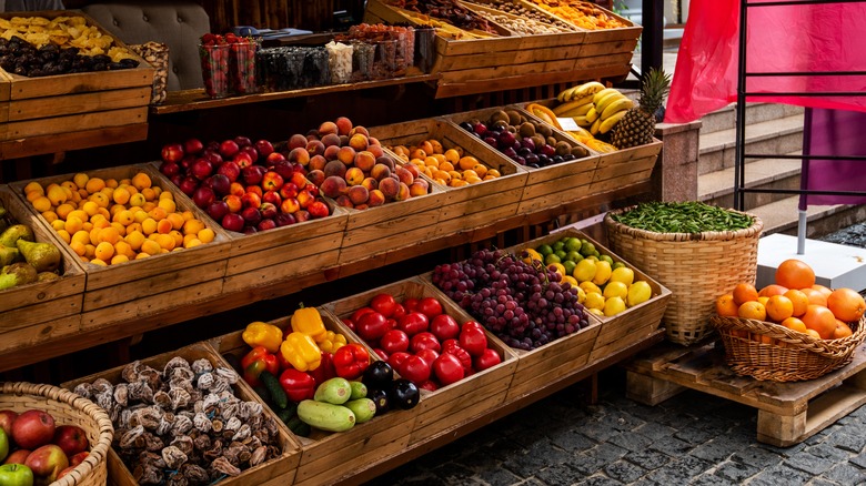 Outdoor market shelves