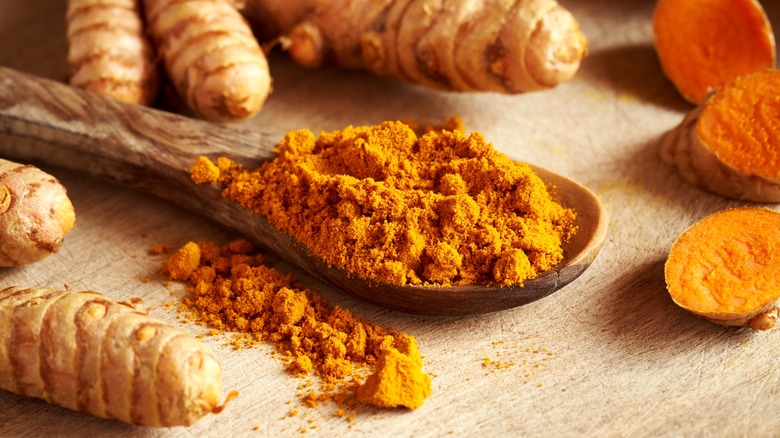 Turmeric powder and turmeric roots