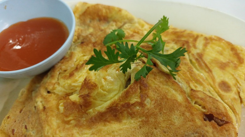 Thai stuffed omelet with sauce