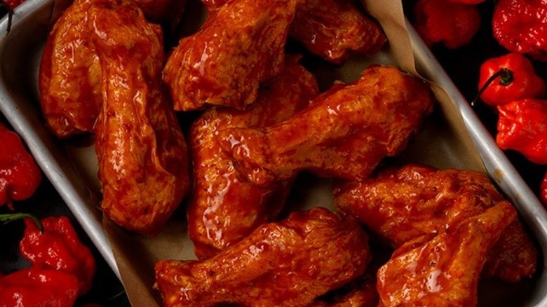 Hot wings with peppers 