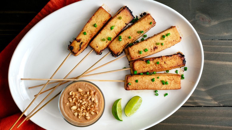 Aerial shot of tofu satay 