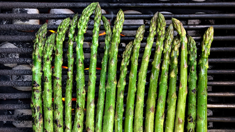 asparagus on a grill 
