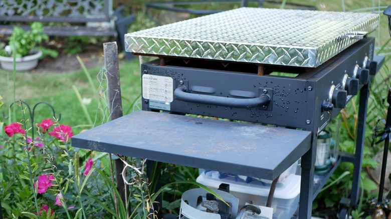 metal cover on griddle 