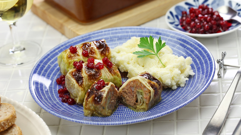 Swedish Kåldolmens with lingonberry