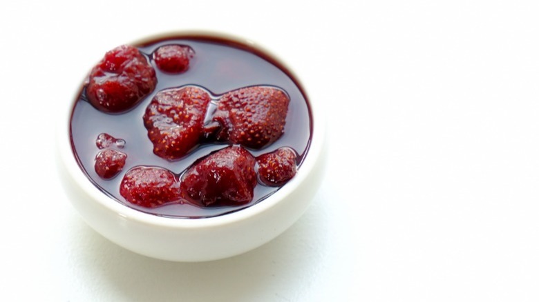 Strawberry varenye in bowl