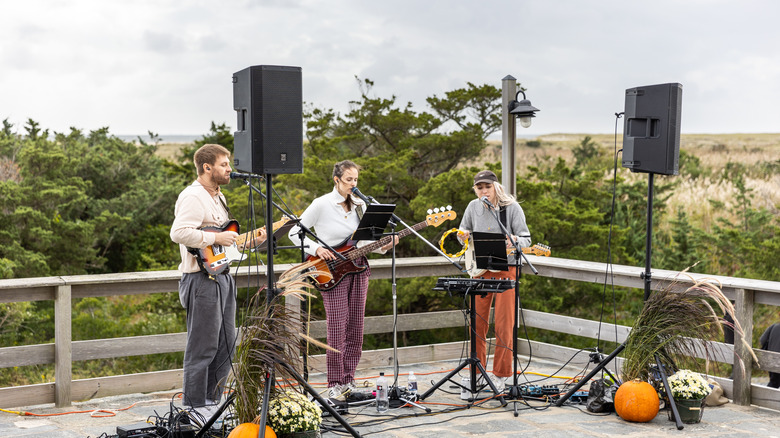 Fie Island live band outdoors