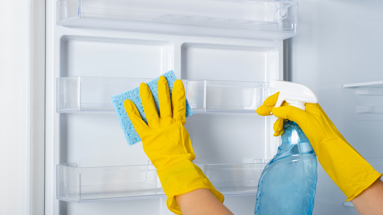  Cleaning and disinfecting refrigerator