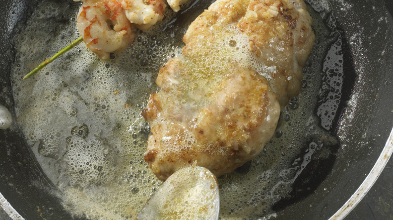 Pan-frying sweetbreads and shrimp