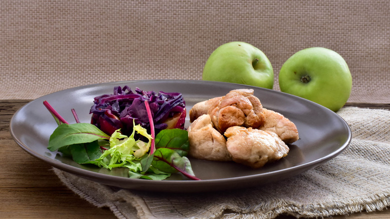 Sweetbreads with apples and cabbage