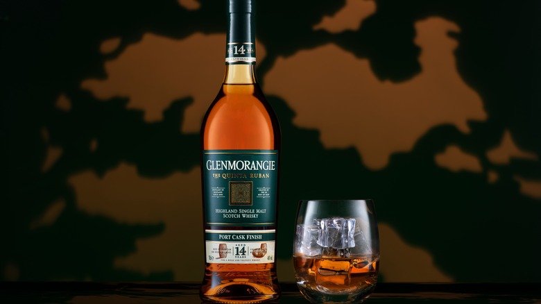 Bottle and glass of Glenmorangie Quinta Ruban whisky