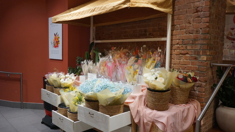 Eataly flower stand