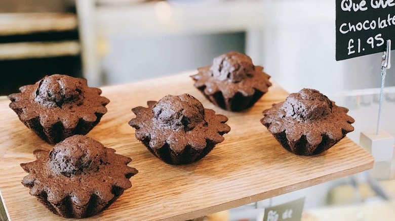 Muffin and cookie on white plate 