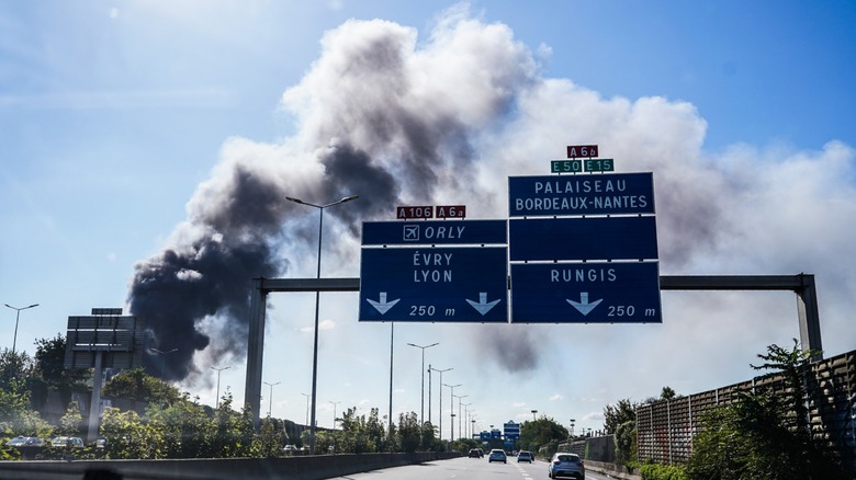 smoke from Rungis fire over highway signs