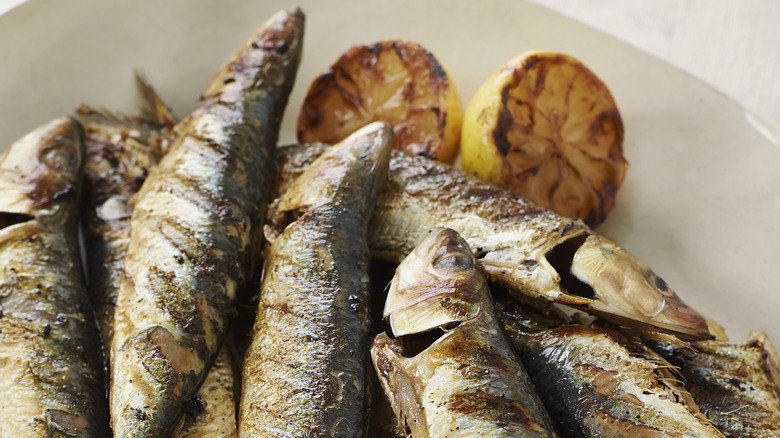 Grilled sardines with lemon