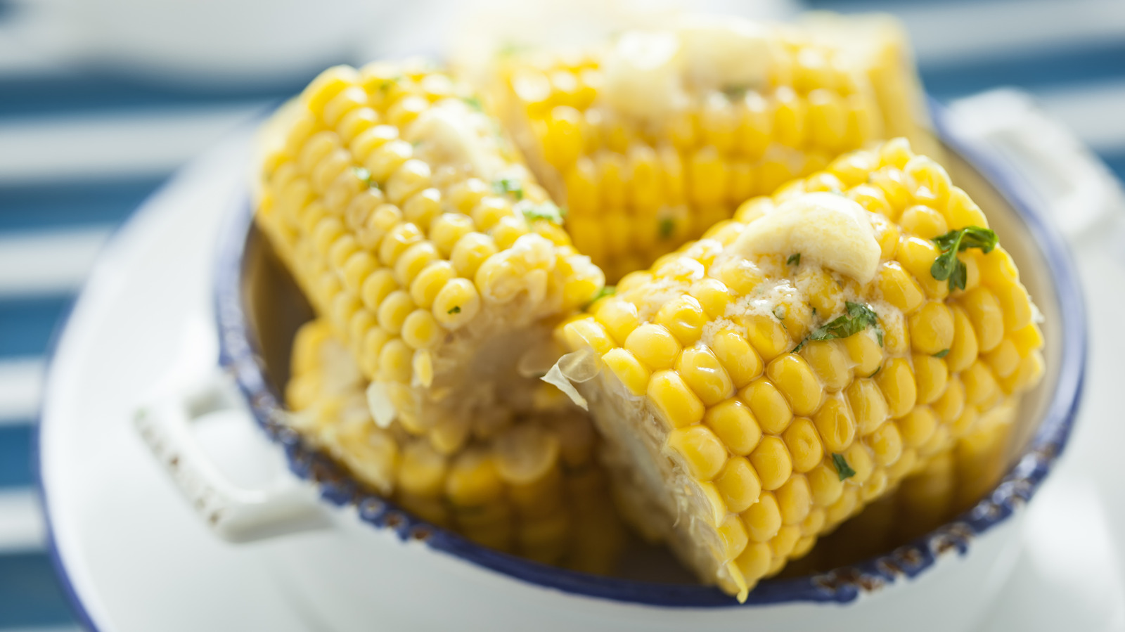 A Slice Of Bread Is All You Need To Easily Butter Corn On The Cob