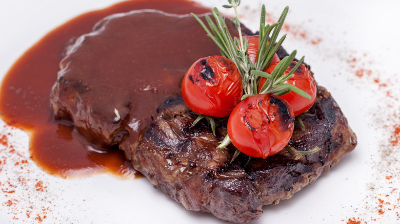 steak with tomatoes and sauce