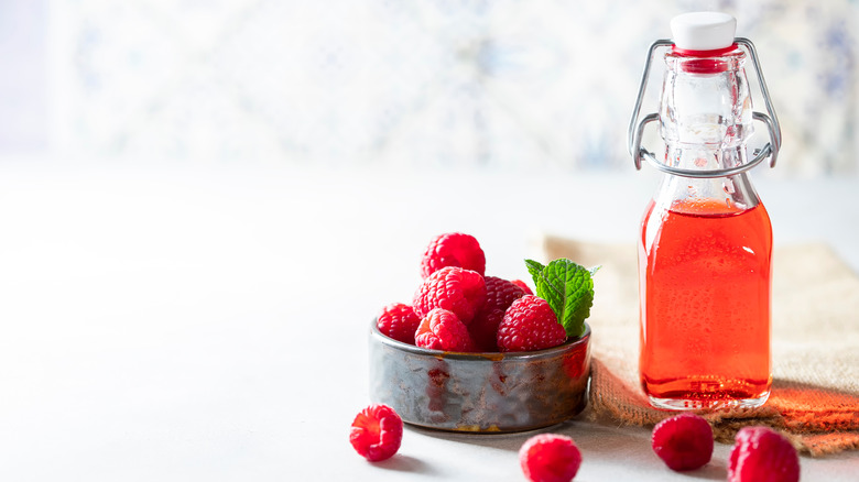 raspberry vinegar with raspberries 