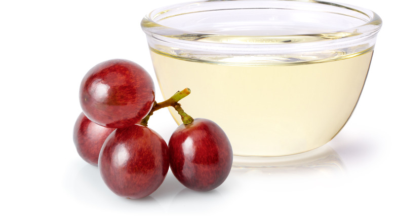 white vinegar with grapes 