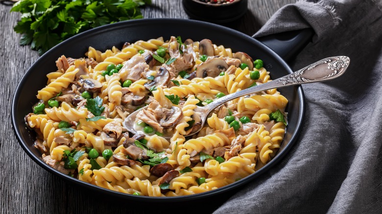 tuna alfredo pasta with mushrooms and peas