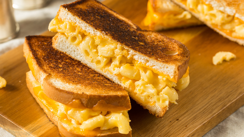 grilled mac and cheese sandwich