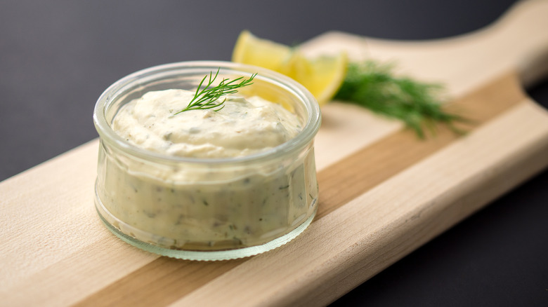 tartar sauce in glass bowl