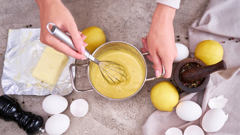 Making Béarnaise sauce